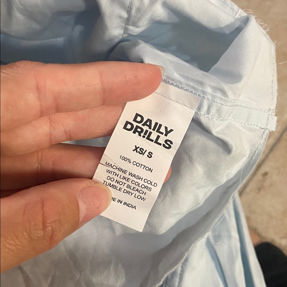 NWT Daily Drills Ultra Cropped Poplin Button Down in Blue - Picture 5 of 5